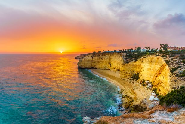 المناظر الطبيعية مع Praia Vale de Centeanes عند غروب الشمس. منظر من Miradouro Vale Centeanes ، الغارف ، البرتغال