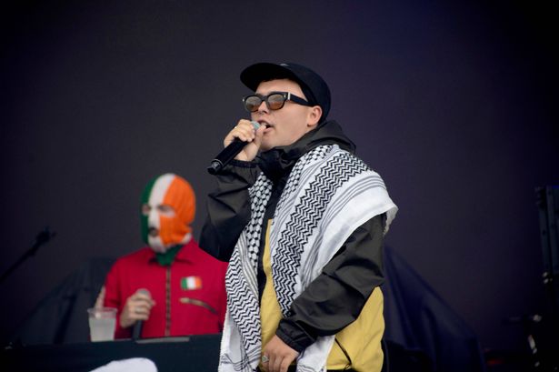 Liam Og O Hannaidh (Mo Chara) من Kneecap يرتدي Keffiyeh أثناء أداءه على المسرح في Finsbury Park في لندن ، كعمل دعم للعناصر الرئيسية ، Fontaines DC. تاريخ الصورة: السبت 5 يوليو 2025.