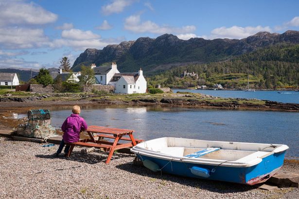 ينظر عبر Loch Carron من Plockton بالقرب من Kyle of Lochalsh ، Highland ، اسكتلندا ، المملكة المتحدة