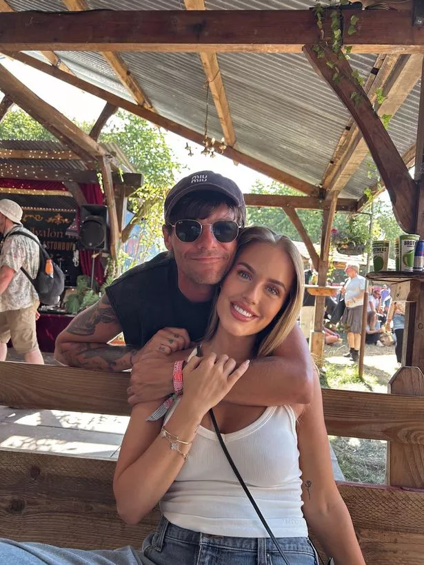 Lottie Tomlinson Posts في Glastonbury 