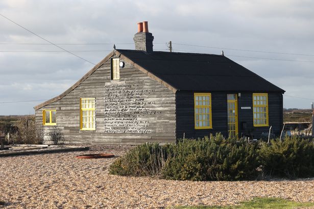 Prospect Cottage ، موطن المخرج السينمائي المتأخر ديريك جارمان على الشاطئ في Dungeness