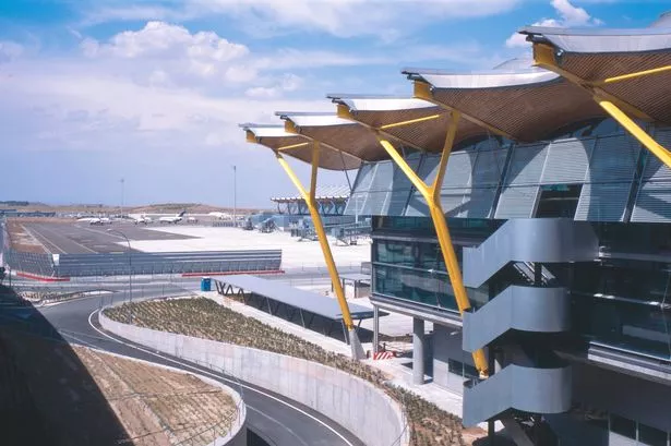 مطار مدريد باراجاس - المحطة 4 ، مدريد ، إسبانيا ، المعماري ريتشارد روجرز شراكة ، 2005 ، مطار مدريد باراجاس - المحطة 4 المنظر العام. (الصورة عن طريق عرض الصور/UIG عبر Getty Images)