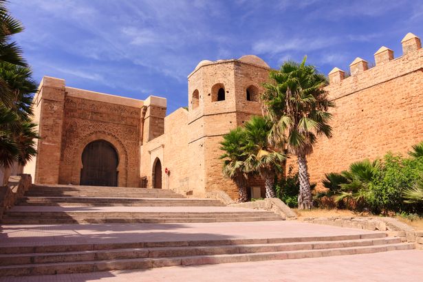بوابة وجدران Kasbah من Udayas التي بنيت في القرن الثاني عشر خلال عهد خلافة الموهاد. كاسبا هو نوع من القلعة المحصنة داخل جدران منطقة المدينة المنورة في مدينة عربية. الرباط ، المغرب ، شمال إفريقيا