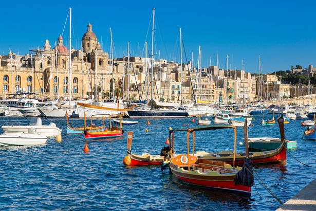 Malta ، Birgu (Vittoriosa) الواجهة البحرية التي شوهدت من شاطئ Senglea عبر Dockyard Creek