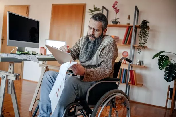الشخص الذي يعاني من إعاقة مكتب منزلي باستخدام استخدام كمبيوتر سطح المكتب وتحليل النتائج باستخدام المخططات