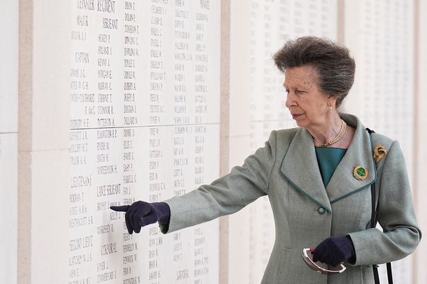 The Princess Royal Views Menin Gate Memorial in Ypres ، بلجيكا