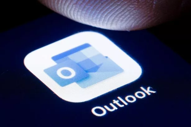 يتم عرض شعار برنامج Microsoft Outlook على عرض الهاتف الذكي