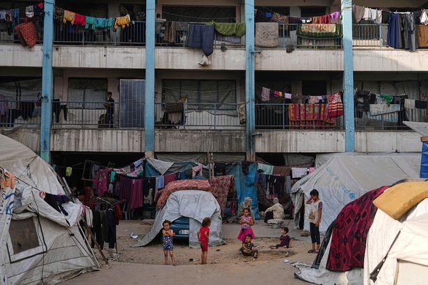 يعيش الفلسطينيون النازحون في مدرسة تديرها الأونروا ، وكالة الأمم المتحدة ، في مدينة غزة ، الاثنين ، 23 يونيو 2025.