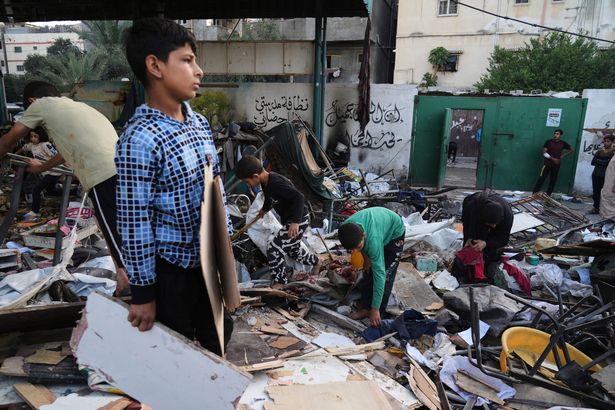 يبحث الفلسطينيون في الأضرار التي لحقت بمدرسة تعرضت لضرب في ضربة عسكرية إسرائيلية مميتة في مدينة غزة في 26 مايو 2025. 