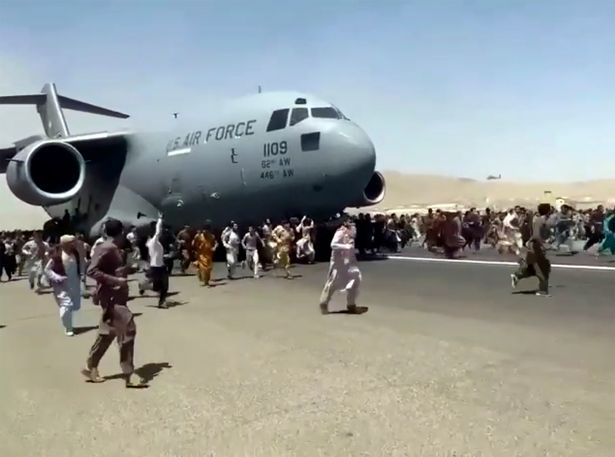 الفوضى حيث يفر المئات من طالبان يقتحم كابول