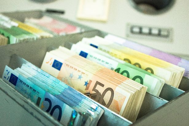 بالقرب من الأوراق النقدية يستريح على سطح الطاولة.