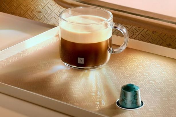 Nespresso Lattissima One Coffee Machine by De'longhi معروض للبيع حاليًا بنسبة 42 ٪