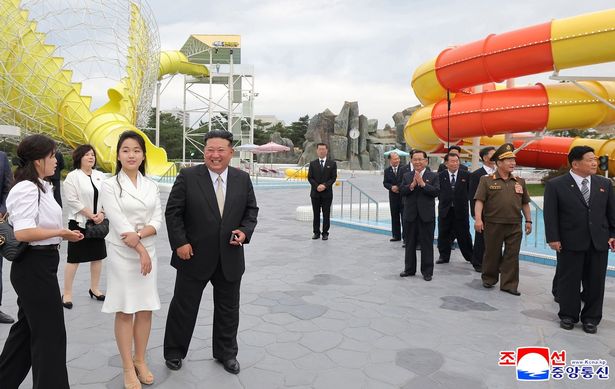 تُظهر صورة أصدرتها وكالة الأنباء المركزية الكورية الشمالية الرسمية (KCNA) الزعيم الكوري الشمالي كيم جونغ أون (4-لتر) وابنته كيم جو (3-لتر) خلال حفل يحدد افتتاح منطقة وونسان كلما الساحلية الساحلية في وونسان ، كوريا الشمالية ، 24 يونيو 2025 (صدر 26 يونيو 2025). وفقًا لـ KCNA ، تتميز المنطقة السياحية بالفنادق والبيوت الخاضعة للإقامة لحوالي 20،000 ضيف ، على حد سواء المرافق المحلية والدولية ، بالإضافة إلى مرافق حمامات البحر ، ومختلف وسائل الراحة الرياضية والترفيهية.
