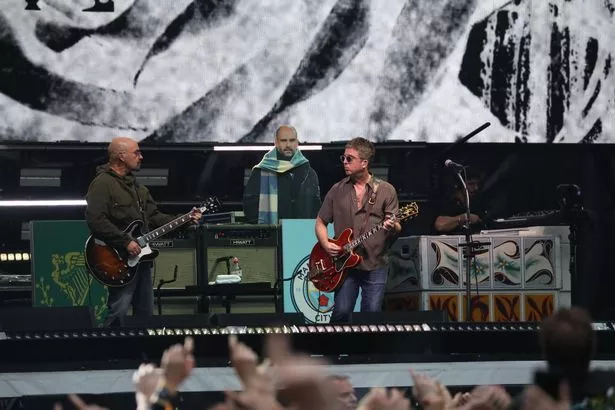ليام ونويل غالاغر من Oasis Play Wembley Stadium 