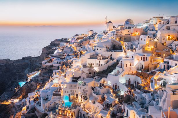 OIA ، جزيرة Santorini ، Cyclades ، اليونان والكنائس ، امرأة مع قبعة