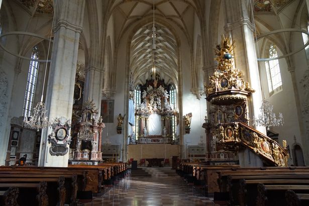 منظر في جزء من الجزء الداخلي من Grazer Dom أو كاتدرائية Graz ، الواقع في وسط المدينة القديم Graz ، Steiermark ، النمسا. تعود الكنيسة إلى القرن الخامس عشر وتشمل عناصر من أسلوب البناء القوطي. يشمل الداخلية عناصر نمط الباروك.