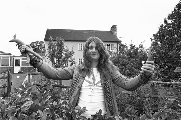 Ozzy Osbourne Singer مع فرقة Black Sabbath الثقيلة التي شوهدت هنا في المنزل في حديقته. 19 أغسطس 1978
