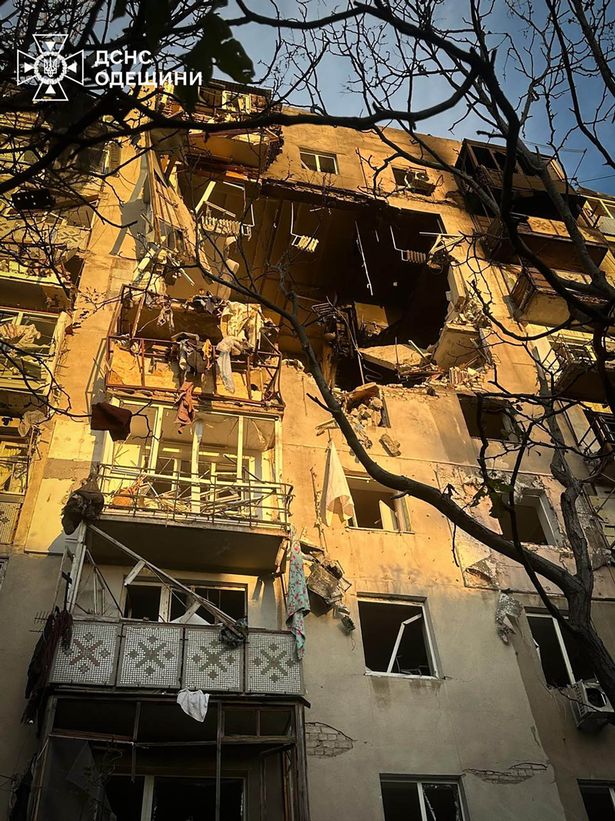 ضربت القنابل مبنى سكني تسعة طوابق 