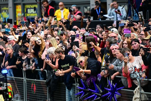 يتفاعل المشجعون خلال Ozzy Osbourne's Cortège في برمنغهام
