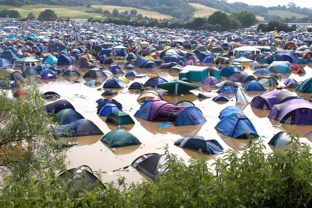 الخيام التي غمرتها المياه في Glastonbury