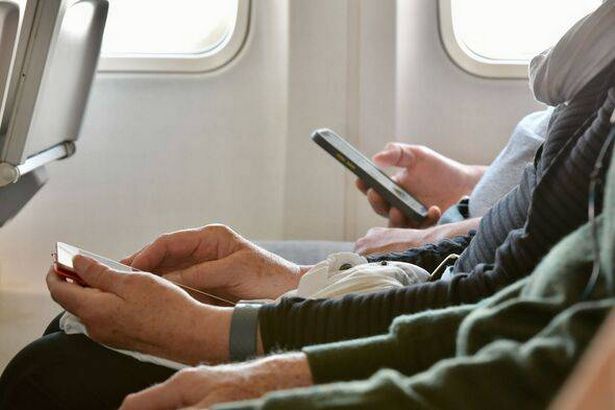 الأشخاص الذين يستخدمون الهواتف على متن الطائرة