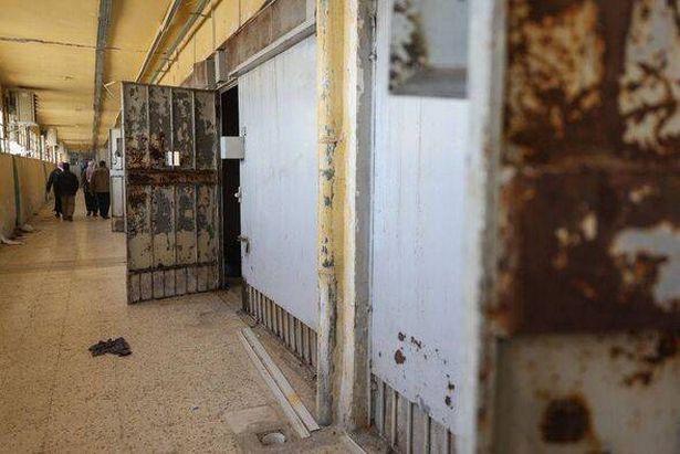 يمشي الناس داخل سجن Saydnaya بينما يبحث رجال الإنقاذ السوريين عن أقواس خفية محتملة في المنشأة في دمشق