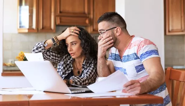 صدم الشخص من فاتورة الضرائب الخاصة بهم