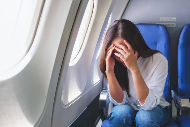 صورة صورة لامرأة تحصل على الهواء والصداع أثناء السفر على متن الطائرة