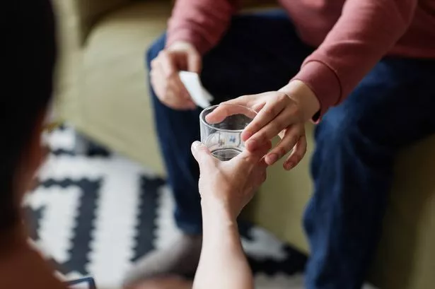 عن قرب من عالم النفس إعطاء كوب من الماء للمريض خلال جلسة العلاج النفسي