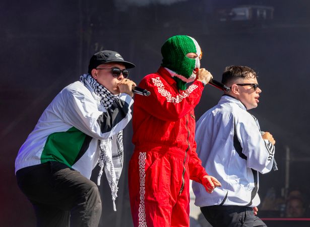 لعب Kneecap Play The West Holts Stage يوم السبت في 2025 Glastonbury في يونيو