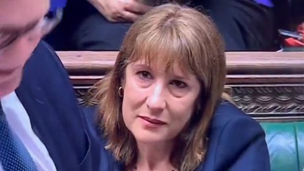 كانت راشيل ريفز عاطفية بشكل واضح خلال جلسة نارية من PMQs