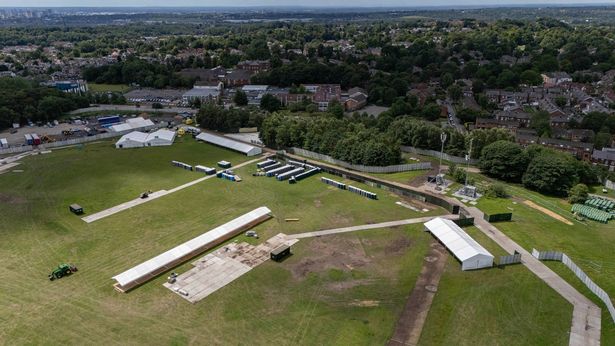 تُظهر الصورة الجوية الخيام والممرات التي تم إنشاؤها داخل Heaton Park لحفلة الواحة القادمة.