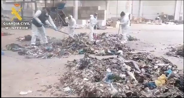 ابحث الشرطة عن معلومات القمامة