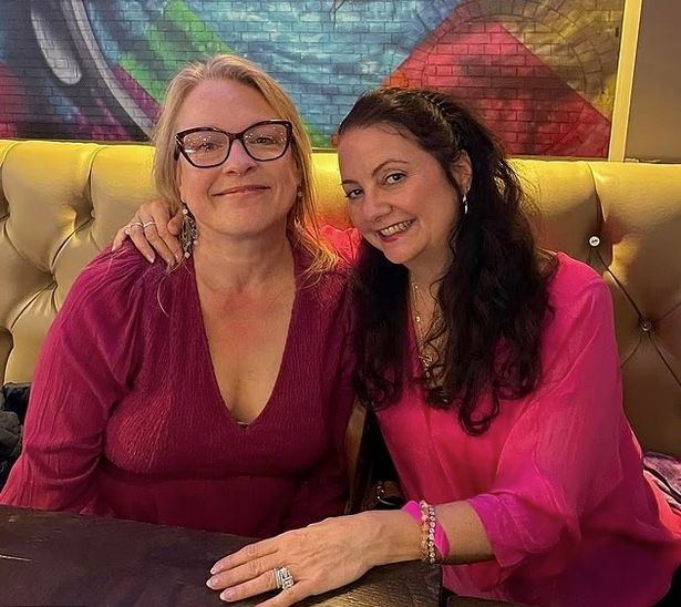Alesia Ventura-Large (يمين) ، 58 ، و Nancy Pilsch (يسار)
