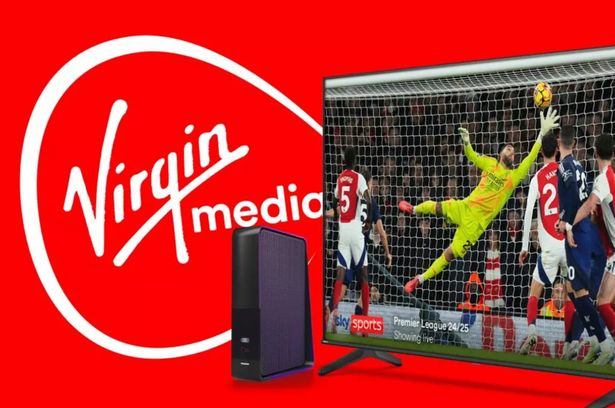 Virgin Media Logo بجانب جهاز توجيه النطاق العريض والتلفزيون يعرض مباراة كرة قدم.