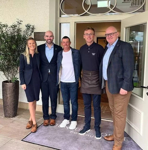 روري ماكلروي مع الموظفين من دنلوس لودج.