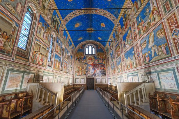 داخل كنيسة Scrovegni مع اللوحات الجدارية في القرن الرابع عشر بواسطة Giotto.