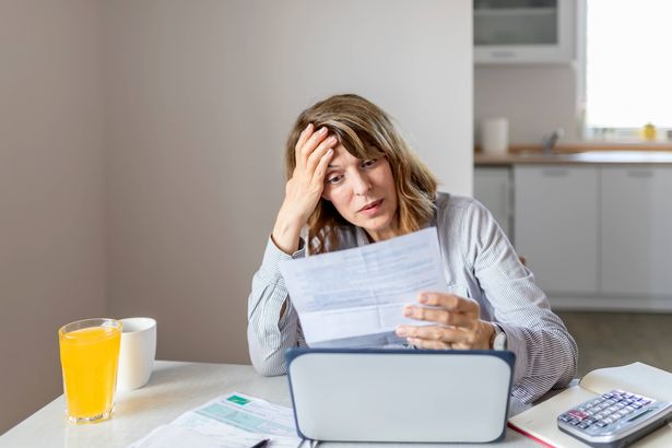 امرأة كبرى متوترة وقلقة تحسب النفقات المحلية ، تجلس على طاولة الطعام أمام كمبيوتر الكمبيوتر المحمول المفتوح. الناس والمحاسبة والمالية وميزانية الأسرة ومفهوم القضايا المالية.