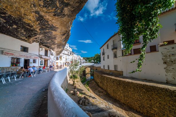 مقاطعة كاديز ، الأندلس ، إسبانيا. سمي على اسم مصانع النبيذ المزدهرة (Bodegas) Setenil فريدة من نوعها بين Pueblos Blancos في Andalucia. حيث تم بناء معظم Pueblos Blancos على الخداع الواقية والقرصات ، نشأت هذه المدينة من شبكة من الكهوف في المنحدرات فوق ريو تريجو شمال غرب روندا.