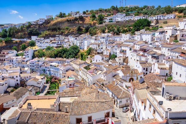 Setenil de las bodegas. قرية الأندلسية النموذجية مع المنازل البيضاء والروح مع مساكن مبنية في صخور روك فوق ريو تريجو. الأندلس. إسبانيا