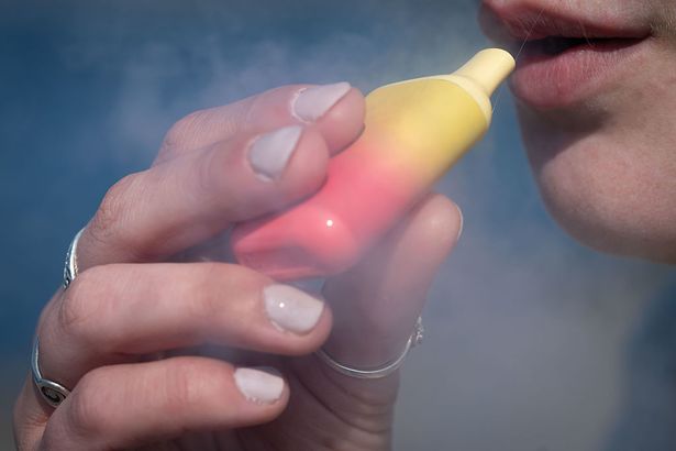 صورة شخص يستخدم vape يمكن التخلص منه