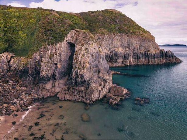 Skrinkle Haven Beach و The Church Door Cove في حديقة بيمبروكشاير كوست الوطنية ، ويلز ، إنجلترا في الخريف ، شاطئ روكي ، الصيف