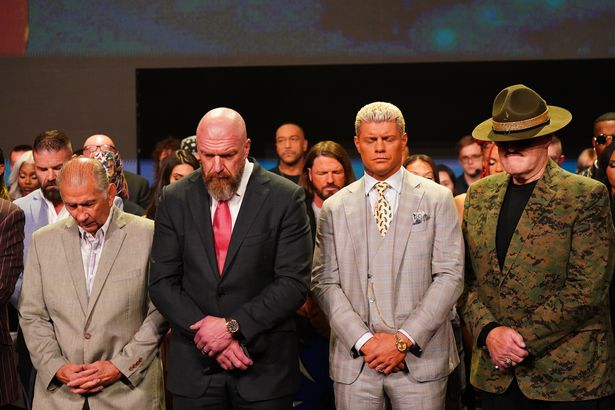   Triple H مع Gerald Brisco ، Cody Rhodes ، Sgt. ذبح وبقية غرفة خزانة WWE حزن على فقدان Hulk Hogan