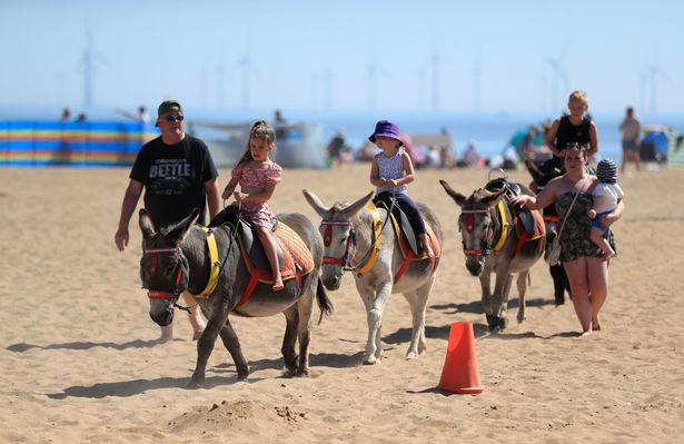 يركب الأطفال على حمار الخيل على شاطئ Skegness Beach Skegness ، حيث يمكن للمملكة المتحدة أن ترى درجات حرارة قياسية مع توقعات المتنبئين يوم الجمعة كأفضل يوم في العام. صورة PA. تاريخ الصورة: PA الصورة. تاريخ الصورة: الجمعة 7 أغسطس ، 2020. انظر قصة الطقس الساخنة. يجب أن تقرأ الائتمان الصورة: مايك إيغرتون/سلك