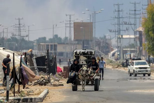 غزة تحت الهجوم بينما يفر الناس عن طريق عربة الحمير