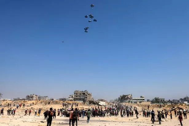 تسقط قطرات المساعدات على غزة بينما تجتاح 