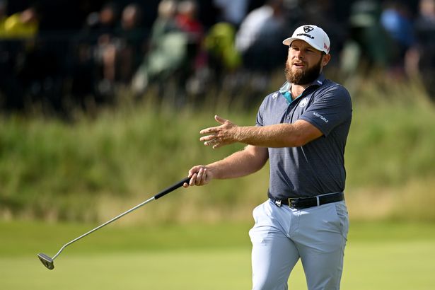 يبحث Tyrrell Hatton من إنجلترا عن تسديدة على الحفرة الثالثة عشرة خلال اليوم الثالث من بطولة 153 المفتوحة في Royal Portrush Golf Club في 19 يوليو 2025 في Portrush ، أيرلندا الشمالية.