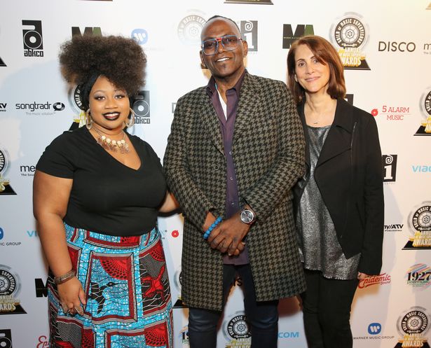 المغنية La'Porsha Renae ، منتج/شخصية تلفزيونية Randy Jackson ومشرف الموسيقى المشارك ومشرف الموسيقى ، Robin Kaye 