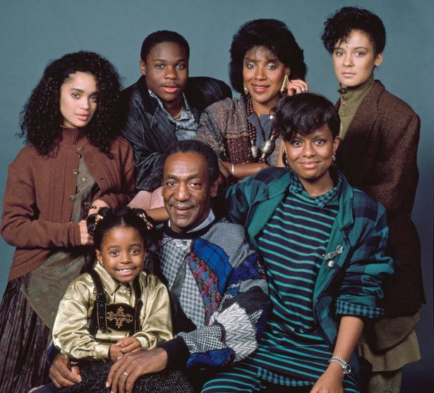 The Cosby Show-في الصورة: (الصف الخلفي ، LR) Lisa Bonet as Denise Huxtable ، Malcolm-Jamal Warner في دور ثيودور 'ثيو هوكستابل ، phylicia rashad ككلر هانكس ، knightable ، sabrina le beauf في دور sondra huxtable ، (front row). Heathcliff 'Cliff' Huxtable ، Tempestt bledsoe مثل Vanessa Huxtable