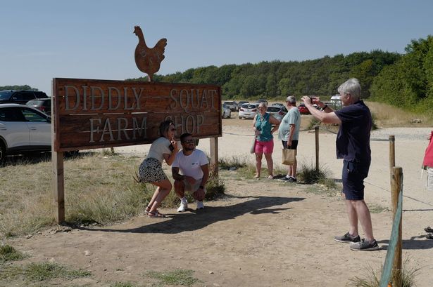 إن متجر مزرعة Diddly Squat بالقرب من Chipping Norton ينتمي إلى نجم التلفزيون Jeremy Clarkson في Chipping Norton ، أكسفورد ، إنجلترا في 13 أغسطس 2022. افتتحت في عام 2020 من قبل جيريمي كلاركسون ، وهو متجر مزرعة Diddly Canat هو عبارة عن إمبوريوم مقره في Cotswolds من أسرات Edeble ، ويتم زيارته من قبل مراوح Star في كل يوم في Village of Chad.